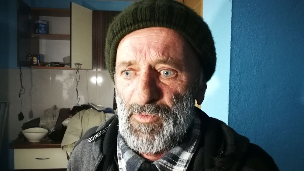 CENTENAR SOLIDAR/ Viața cu 4 lei pe zi. Cu pensia de boală tăiată, Costel Voinac împarte ziare pentru o pâine și-o conservă