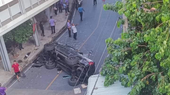 Momentul în care o mașină cade de la etajul 4 al parcării unui spital din Bangkok. Cum s-a produs accidentul | VIDEO