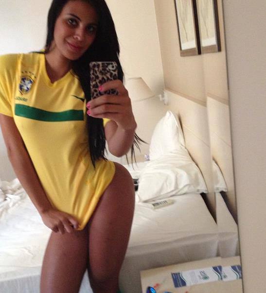 Cu ea în tribună, ai o zi mai bună! Lorena, muza fotbalului brazilian / GALERIE FOTO & VIDEO HOT