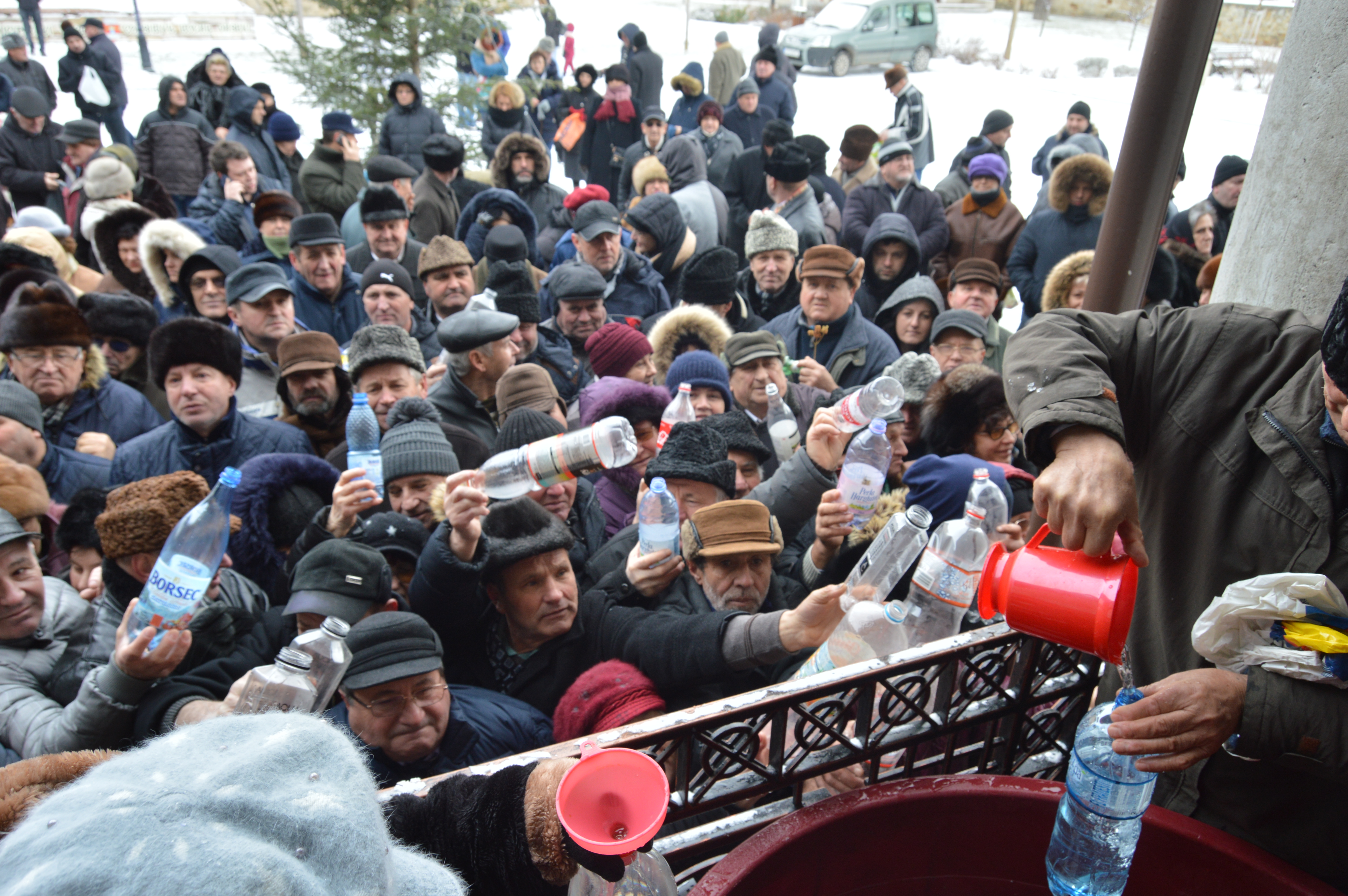 VIDEO&FOTO/ Scandal la împărțitul aghesmei, la biserica ctitorită de Ștefan cel Mare în Vaslui: "Unii au venit cu sticle de 5 litri, parcă fac borș cu agheasmă"