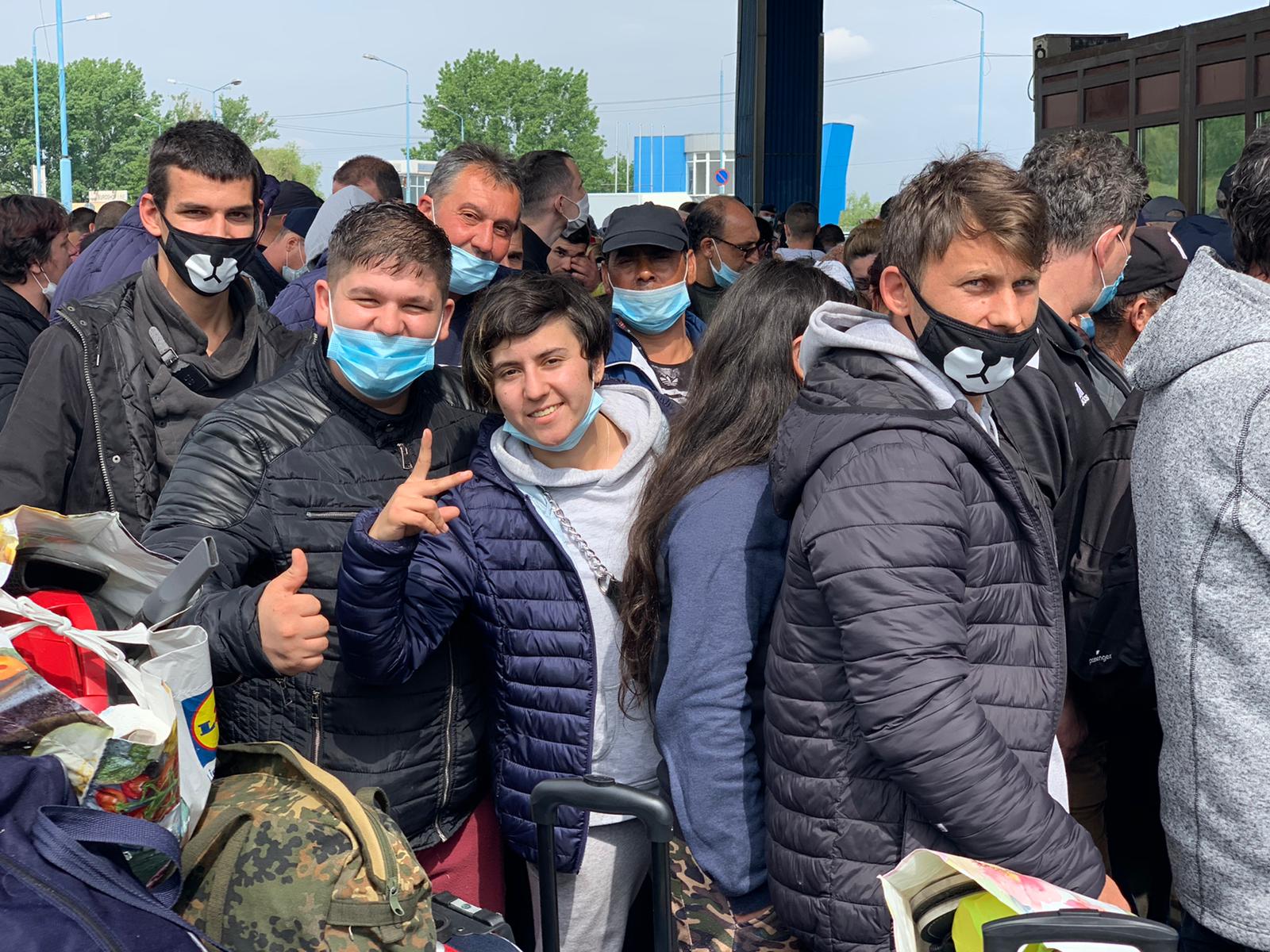 Imagini incredibile: Românii așteaptă și 8 ore la punctele de frontieră din vestul țării. Peste 8.000 de oameni au intrat în țară prin Ungaria, în ultimele 24 de ore