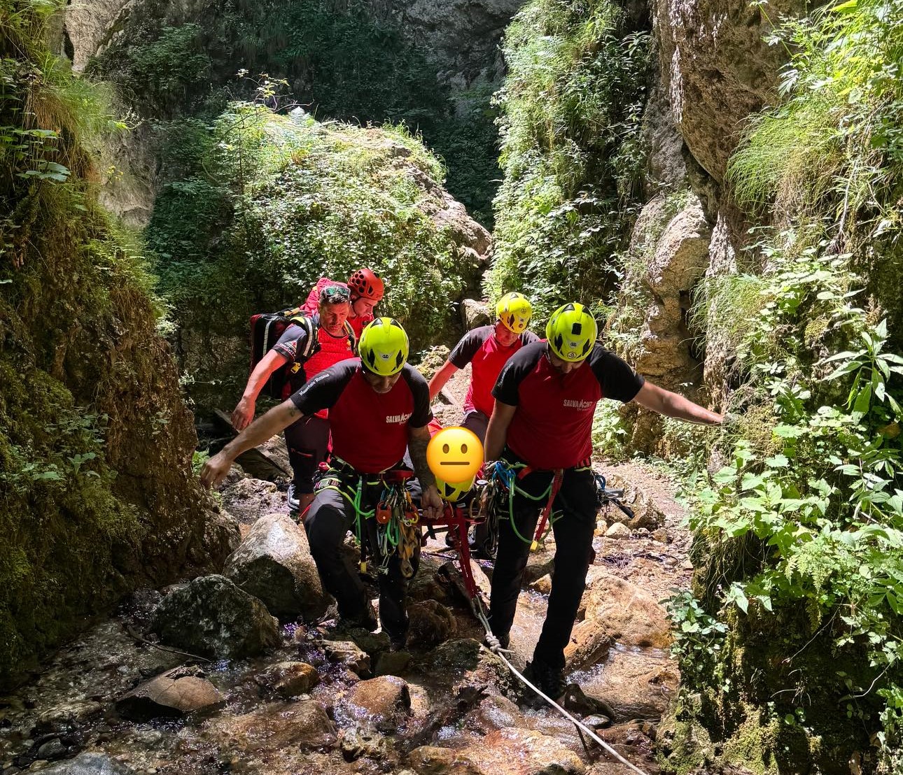 Turist accidentat grav după ce a căzut de la peste 10 metri pe scările din canionul Tamina