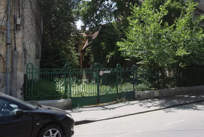 Vila din centrul Bucureștiului a regretatului Mircea Lucescu, ocupată de oamenii străzii. Îi plătise pentru a-i elibera casa