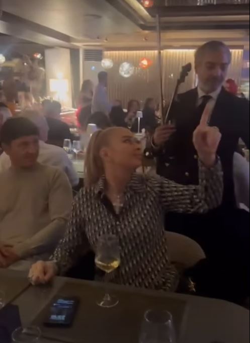 Anamaria Prodan a sărbătorit victoria lui Ronald Gavril. Impresara a dat bani la lăutari pentru iubitul ei: „Este viața mea”