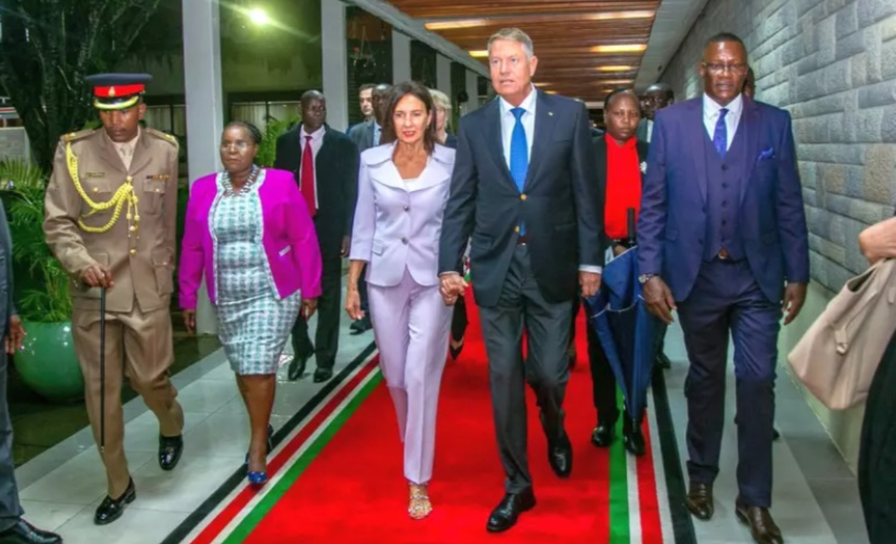 PRIMELE IMAGINI CU IOHANNIS ÎN AFRICA. „Ai venit cu ploaie!”, i-a spus șeful statului kenyan lui Iohannis. Președintele României i-a răspuns cu o vorbă din bătrâni