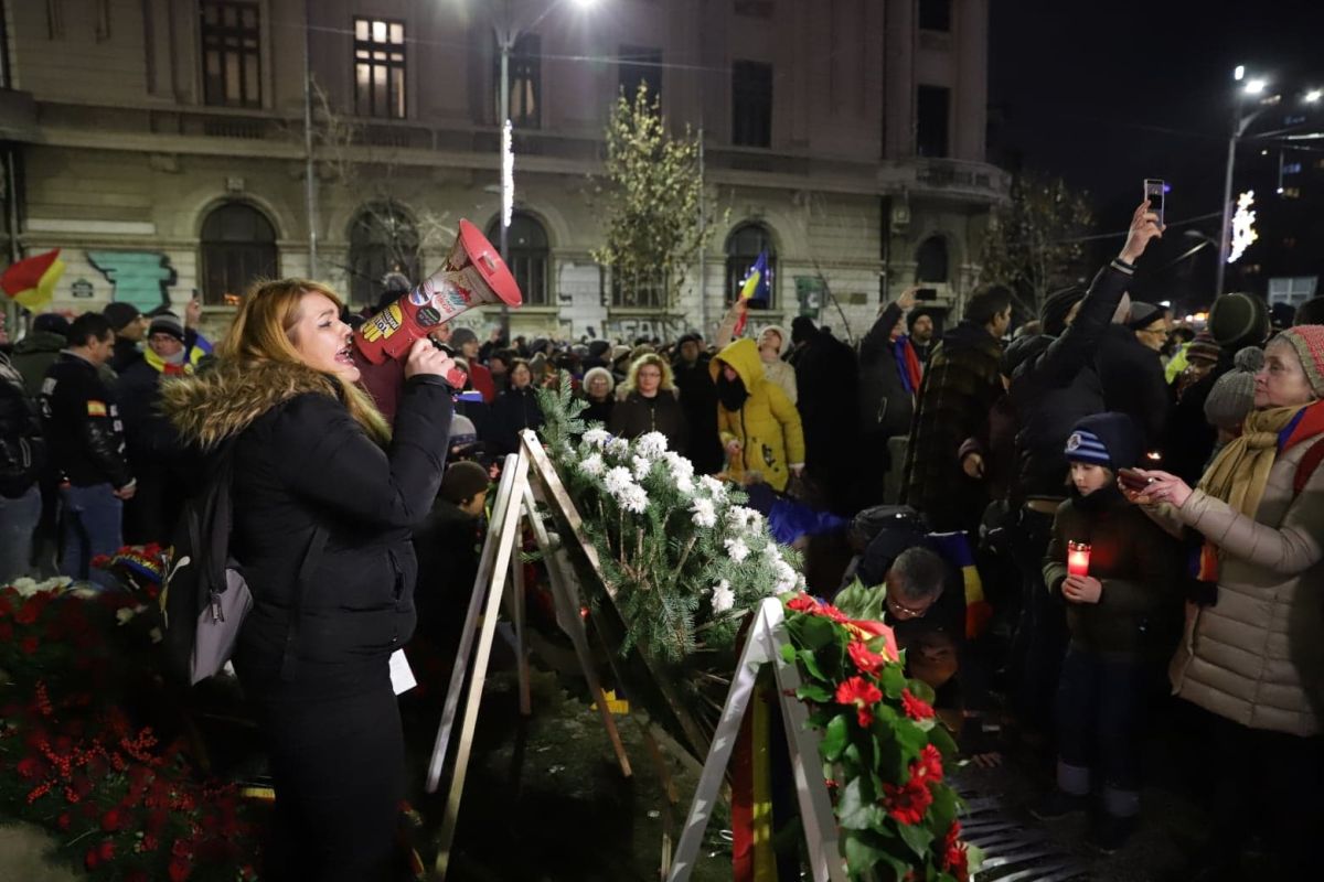 VIDEO & FOTO / Miting în București, la 29 de ani de la Revoluție. Mii de persoane au mărșăluit în memoria eroilor din 1989