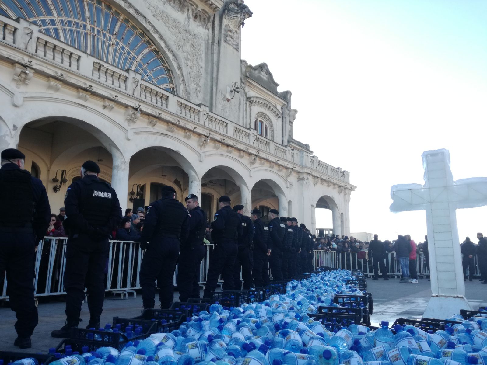 VIDEO: Peste 10.000 de oameni s-au călcat în picioare pentru agheasmă, la Constanța. În loc de gerul Bobotezei, o vreme de primăvară