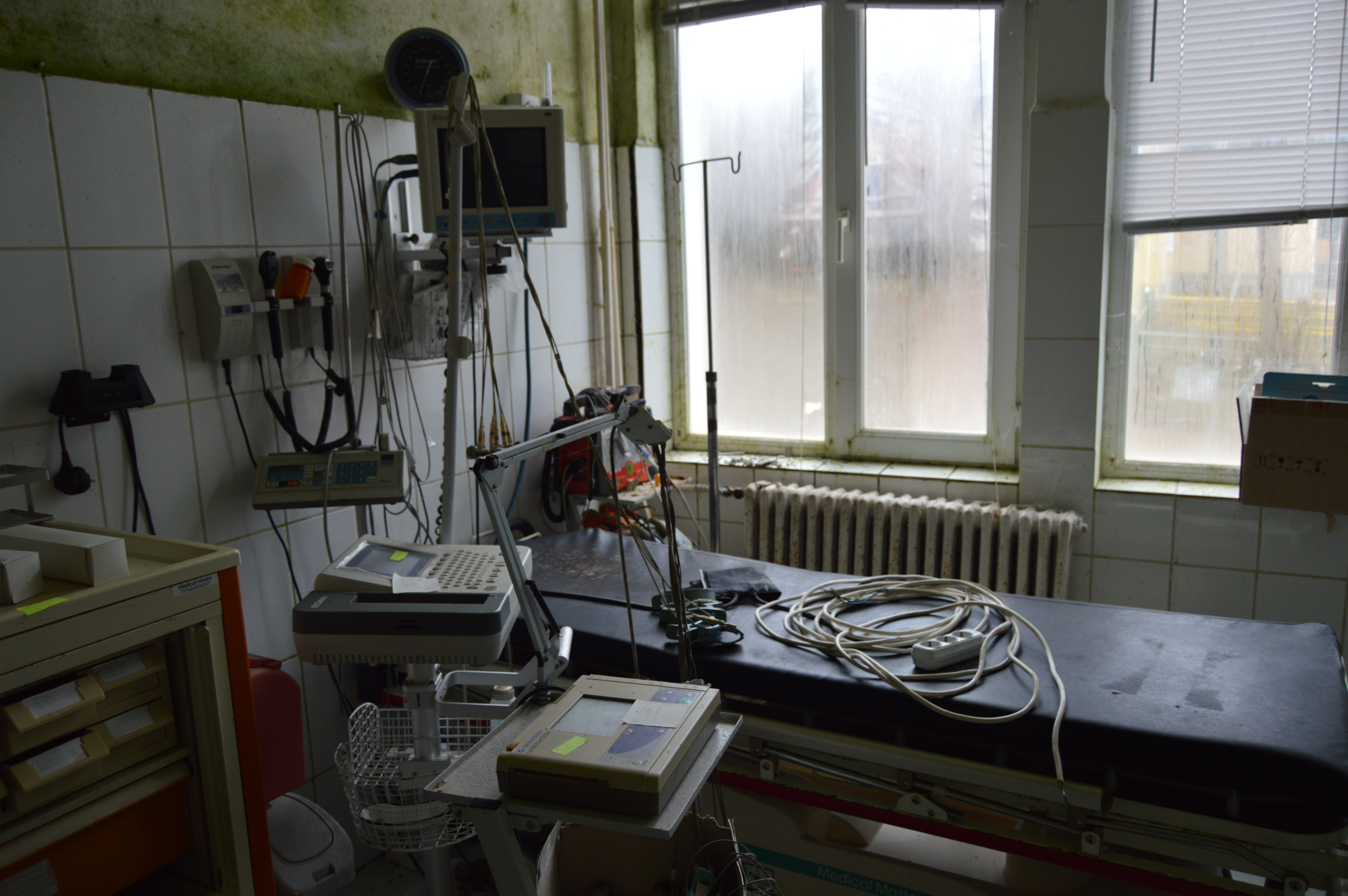 FOTOREPORTAJ/ Bombă biologică în spitalul din Negrești, închis de Guvernul Boc: pereți, instrumentar și paturi mucegăite
