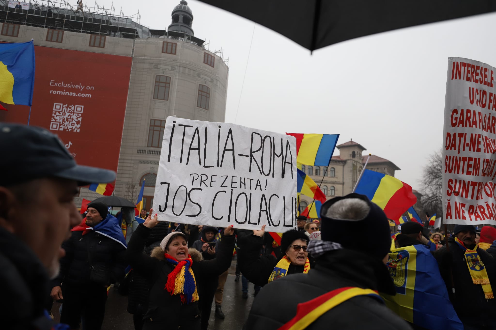 Străzi închise de poliție în ultima clipă în București, în timpul mitingului anunțat de AUR pe 1 martie