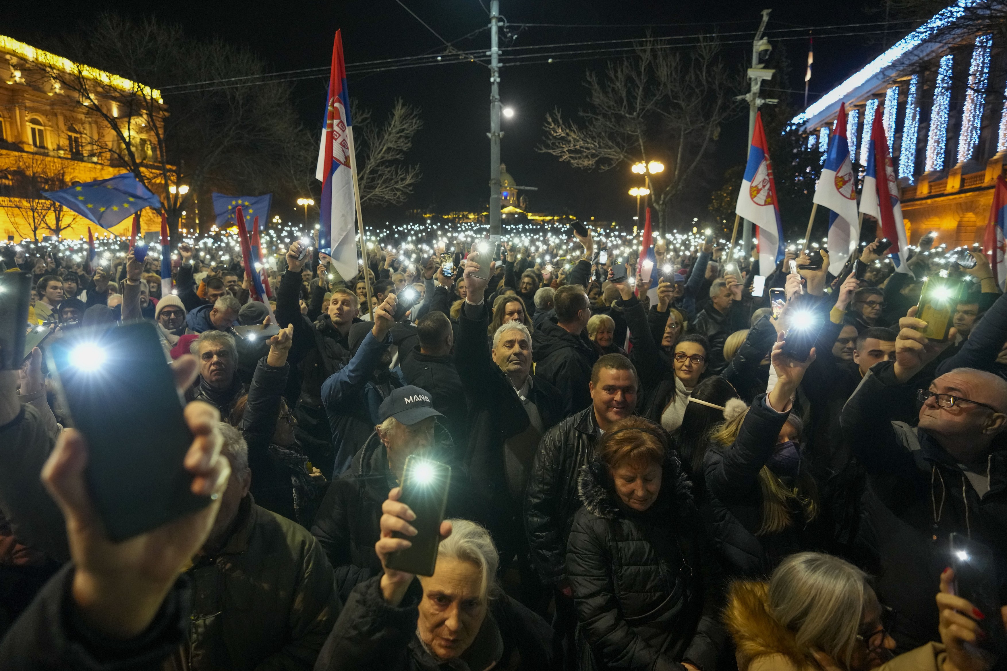 Prima întâlnire a președintelui sârb Vučić după izbucnirea revoltelor de duminică de la Belgrad: cu ambasadorul Rusiei