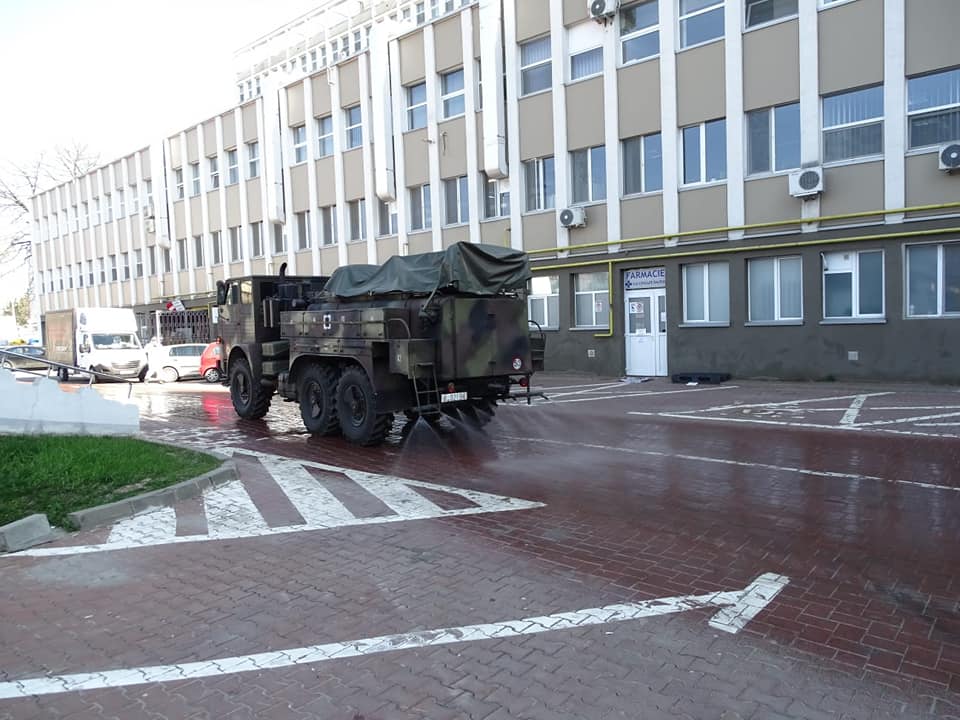FOTO: Cum decontaminează armata străzile din Suceava