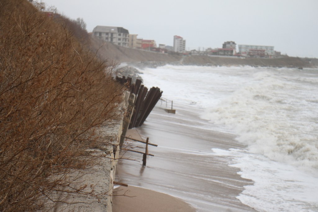 Vacanța la mare? Sport extrem pe litoralul românesc! Vezi peisajul dezolant care îi așteaptă pe turiști în unele stațiuni de la țărmul Mării Negre