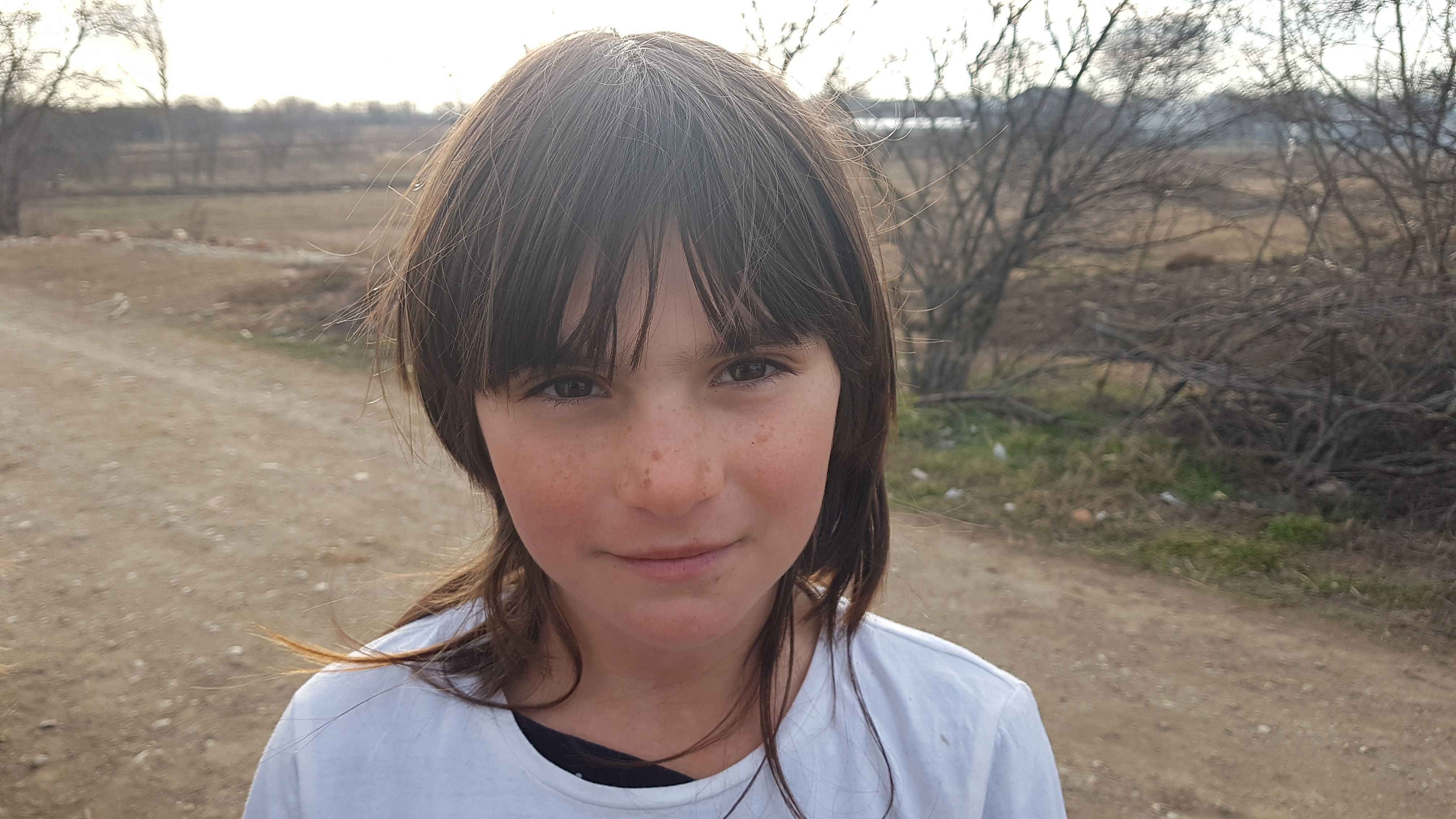 Micile prinţese din hambar. România anului 2020: într-un sat din Dâmboviţa, o familie cu cinci copii locuiește într-un siloz de fost C.A.P.