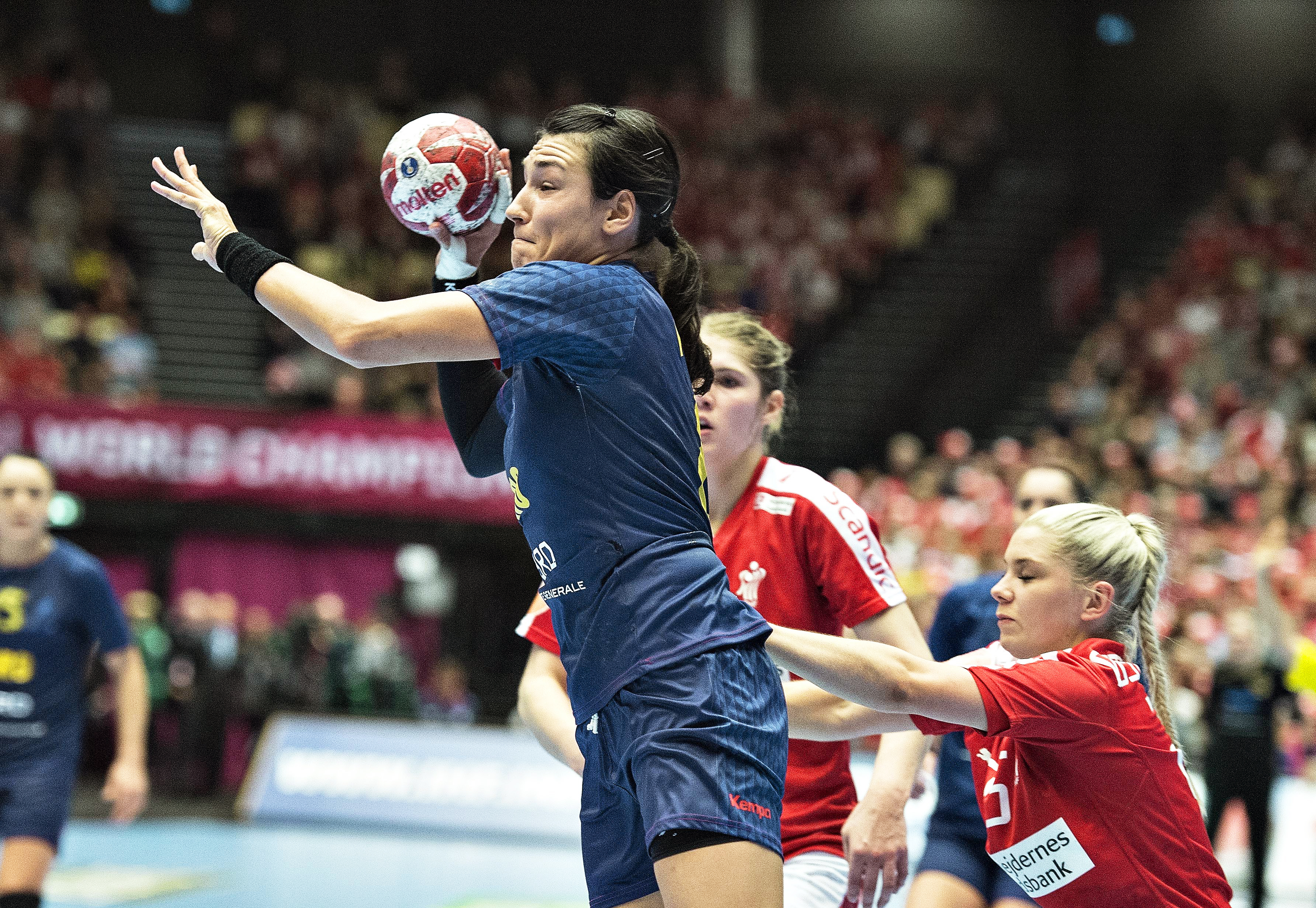 ”Secundul” Costică Buceschi, după înfrângerea dramatică din semifinalele CM de handbal, 33-35 cu Norvegia, după prelungiri: ”Fetele mi-au spus că puteam juca până dimineață! Victoria lor a fost întâmplătoare!”. Goalkeeperul Paula Ungureanu: ”Sunt supărată, dar și foarte mândră de echipa noastră! Nordicele n-au fost mai bune ca noi”. TOATE REACȚIILE: presă, antrenori, jucătoare. ”Ca în rollercoaster”! / FOTO&VIDEO