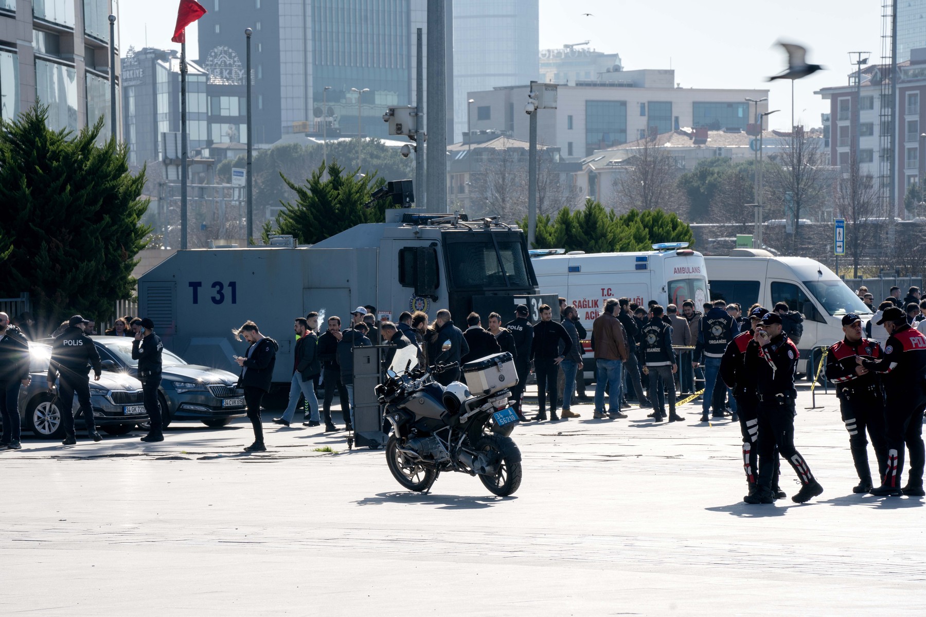 Atac terorist în fața unui tribunal din Istanbul: șase persoane rănite. Atacatorii au fost uciși