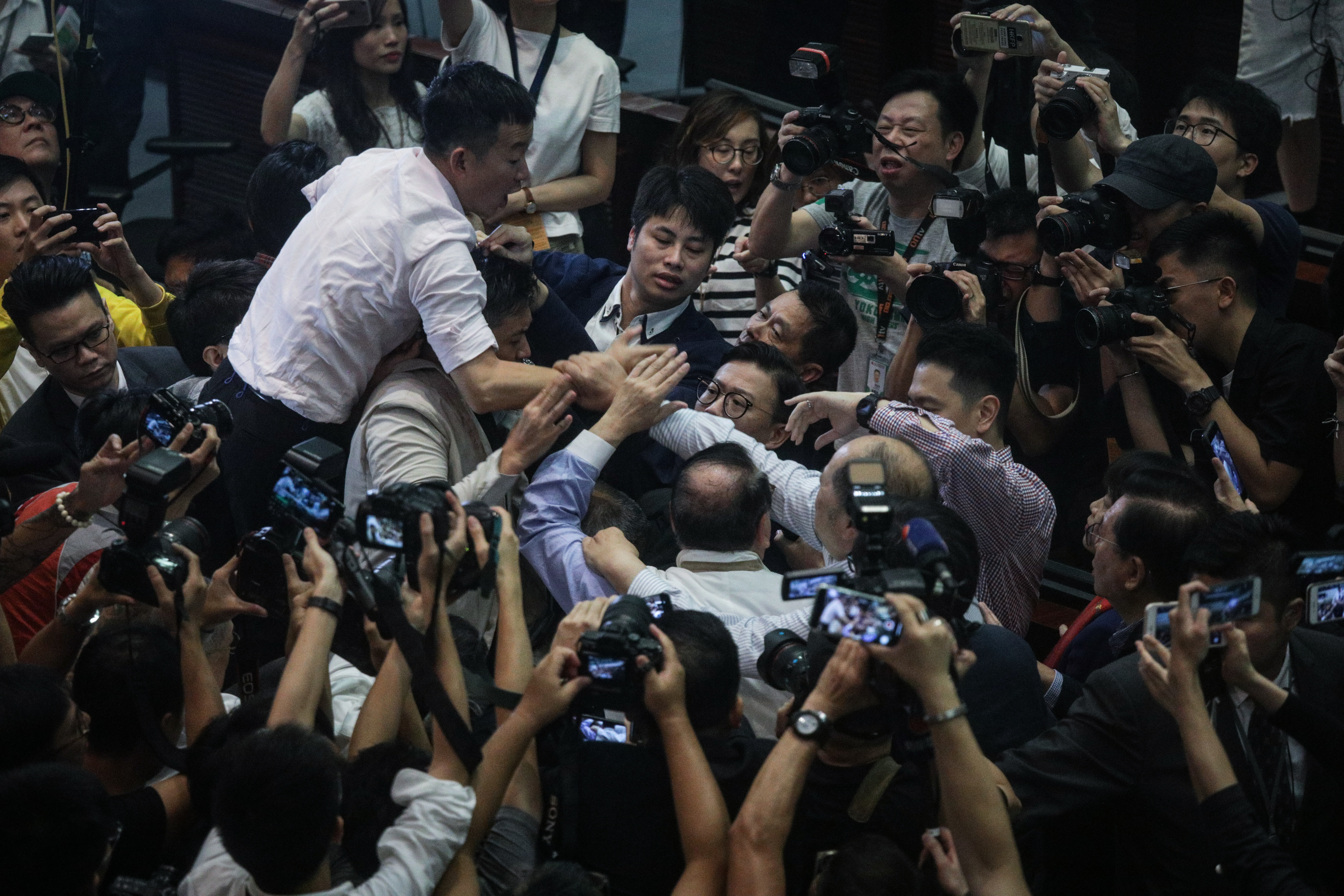 Bătaie în Parlamentul din Hong Kong. Mai mulți deputați au fost răniți / FOTO&VIDEO