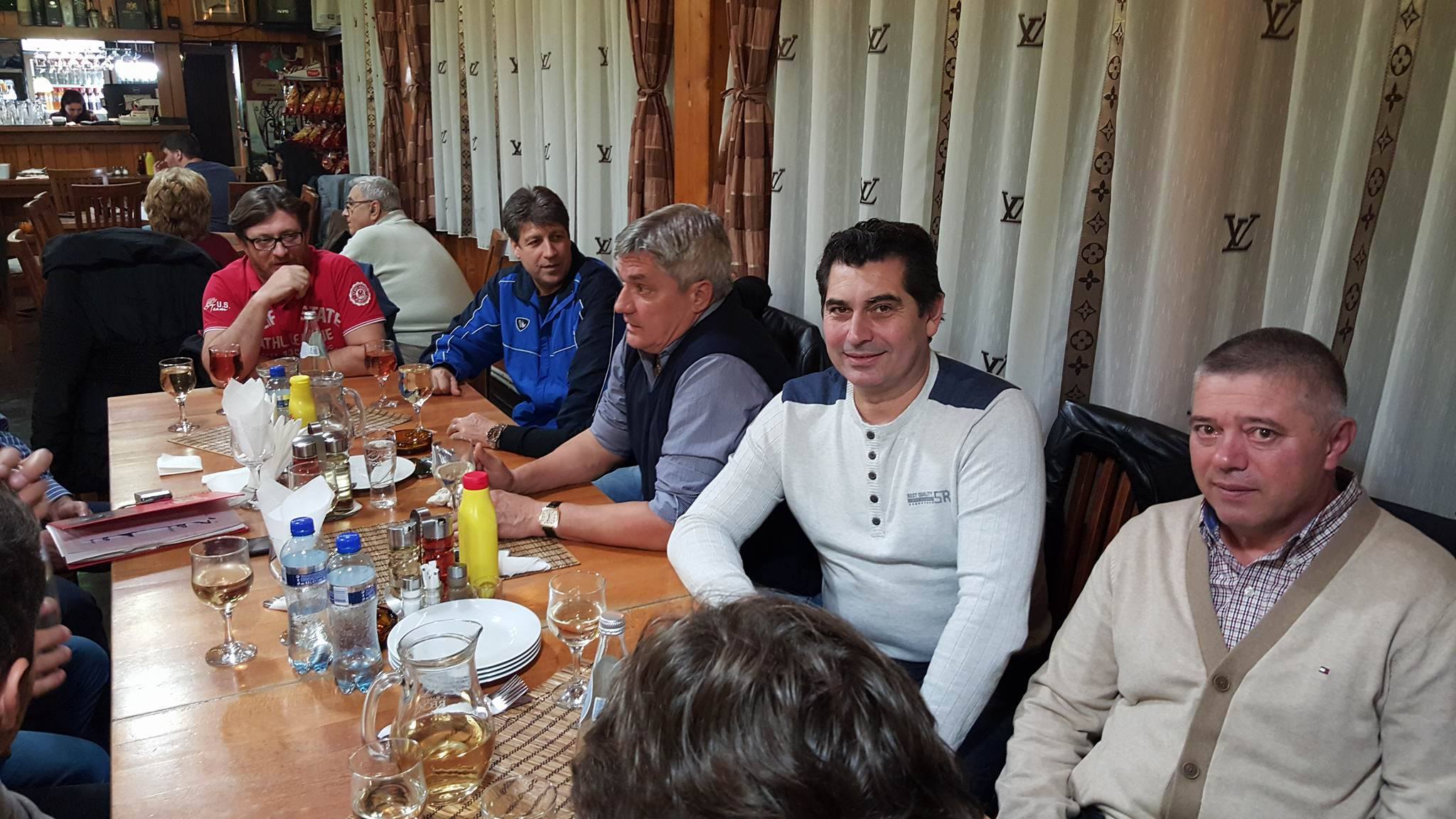”Au ciocnit un pahar, mă rog, mai multe (!), Viorel Kraus, Ion Goanță, "Bimbo" Paraschiv, Ion Manu, Bratu Pârvu, Leontin Toader, Ștefan Popa, Ilie Balaci, Costin Manea și...subsemnatul!”. Balaci, la party / VIDEO