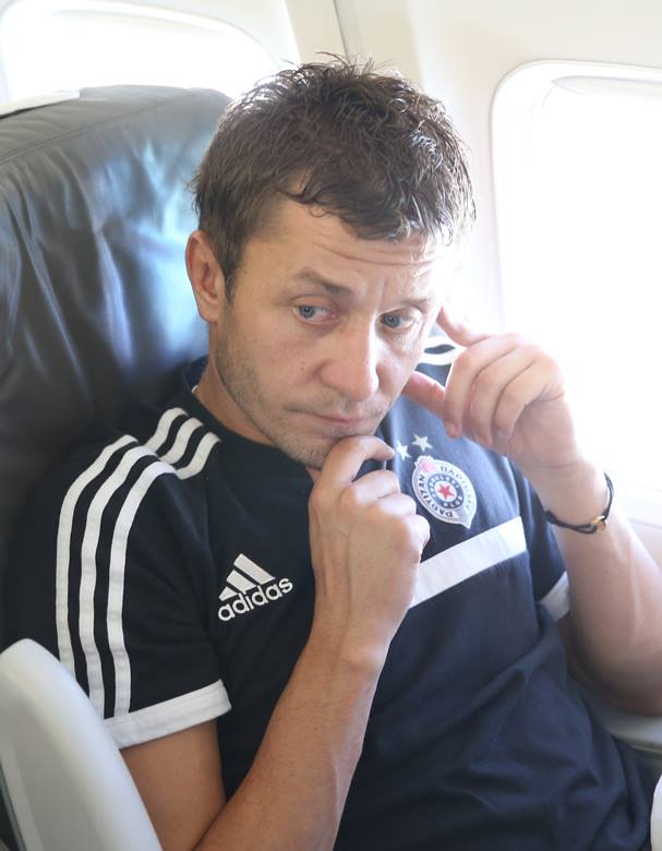 Sârbii de la Partizan s-au delectat înaintea meciului cu Steaua răsfoind reviste cu femei sexy. Ce frumuseți au în delegație! / VIDEO