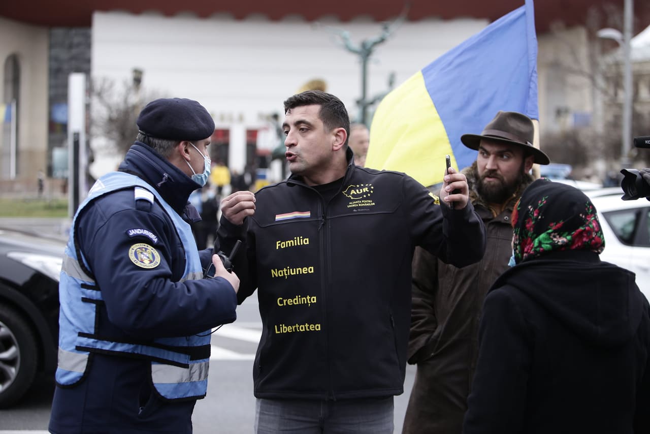 VIDEO. Incident între George Simion și un jandarm. Apoi liderul AUR aleargă după un alt bărbat. Protestarii merg spre Cotroceni