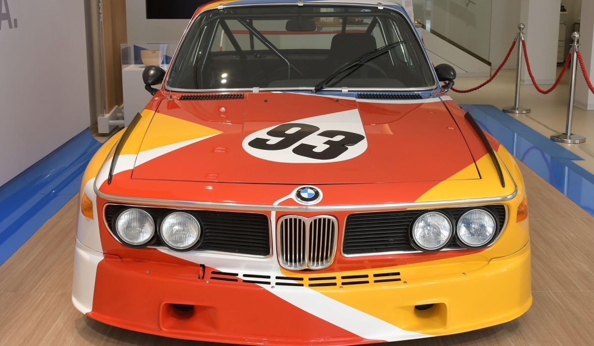 BMW Art Car 3.0 CSL, creat de Alexander Calder în 1975, a ajuns la București. „Batmobilul” a participat la Cursa de 24 de ore de la Le Mans