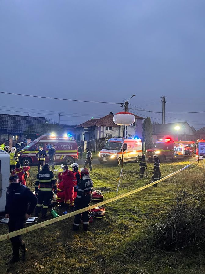 O persoană a murit și 14 au fost rănite, după ce o cisternă cu motorină s-a ciocnit cu un microbuz, în Bistriţa-Năsăud
