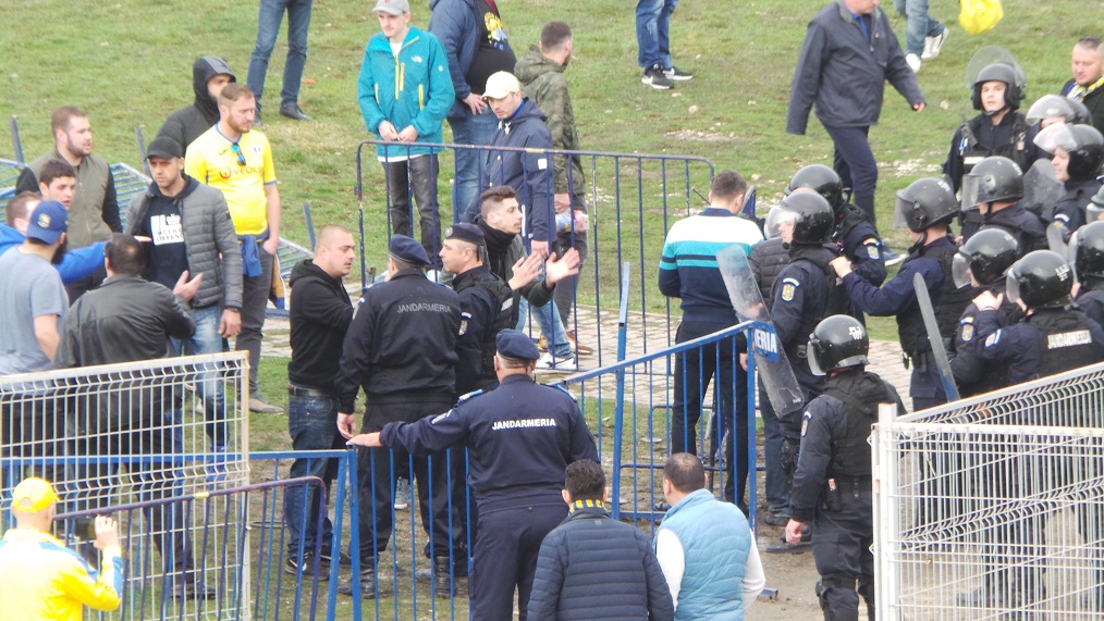 Bătăi între suporterii echipei Petrolul Ploiești și forțele de ordine, la Aninoasa. Incidente grave în Dâmbovița / FOTO&VIDEO