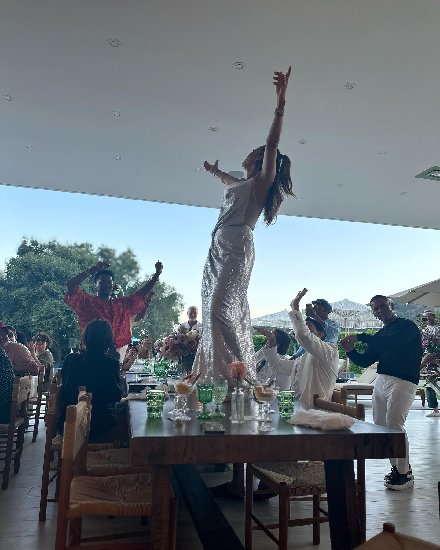 Jennifer Lopez a dansat pe masă și a purtat un costum de baie minuscul la ziua sa de naștere. A împlinit 54 de ani