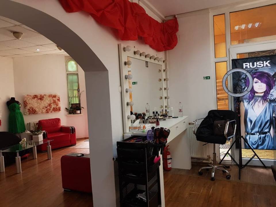 Adriana Bahmuțeanu are probleme cu banii? Ce se întâmplă cu salonul de înfrumusețare și atelierul de croitorie pe care le avea cu prietena ei | FOTO