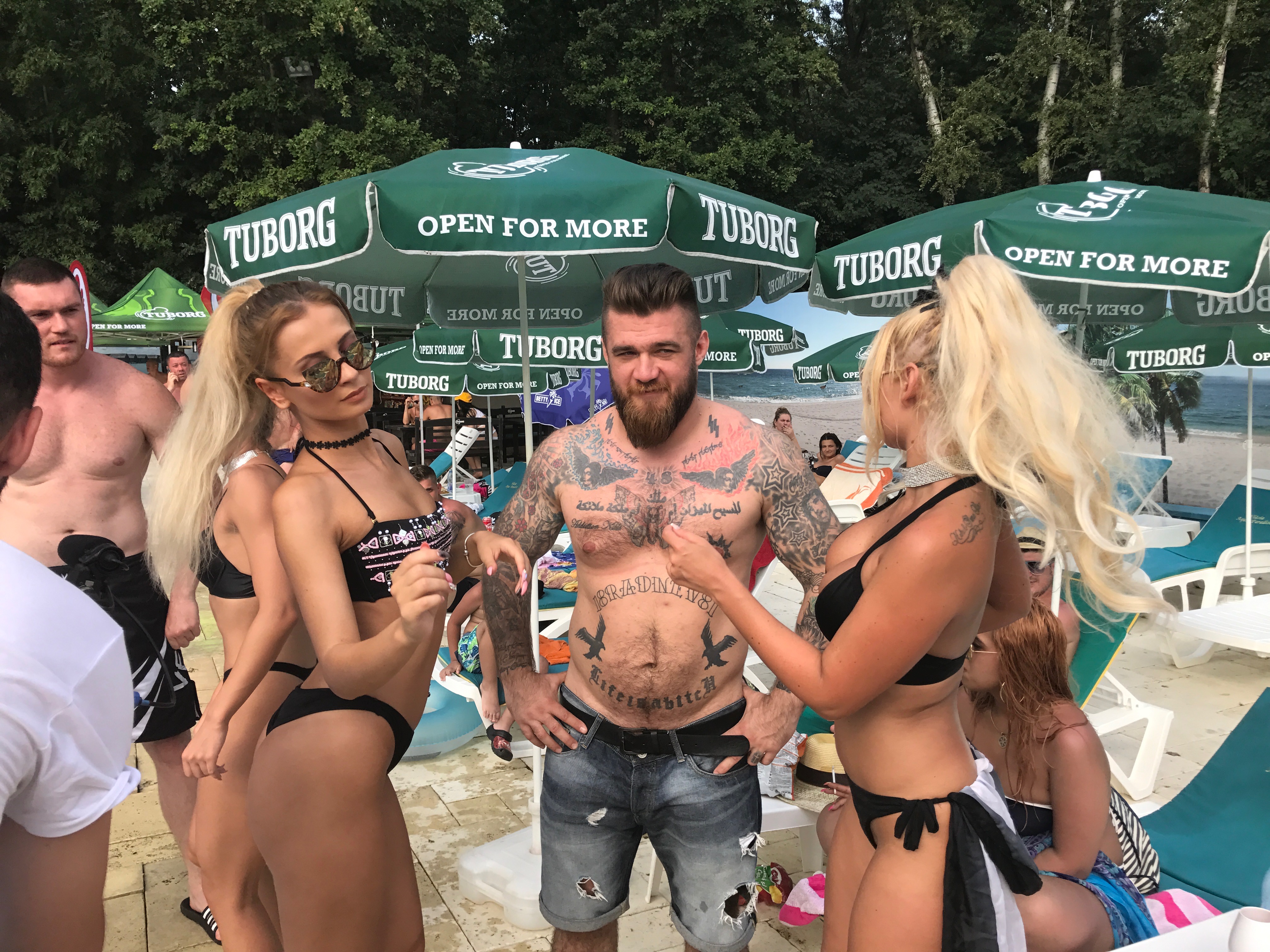 Super-petrecere cu luptătorii Superkombat și fetele Sexy Kombat la hanul fostului patron al Rapidului