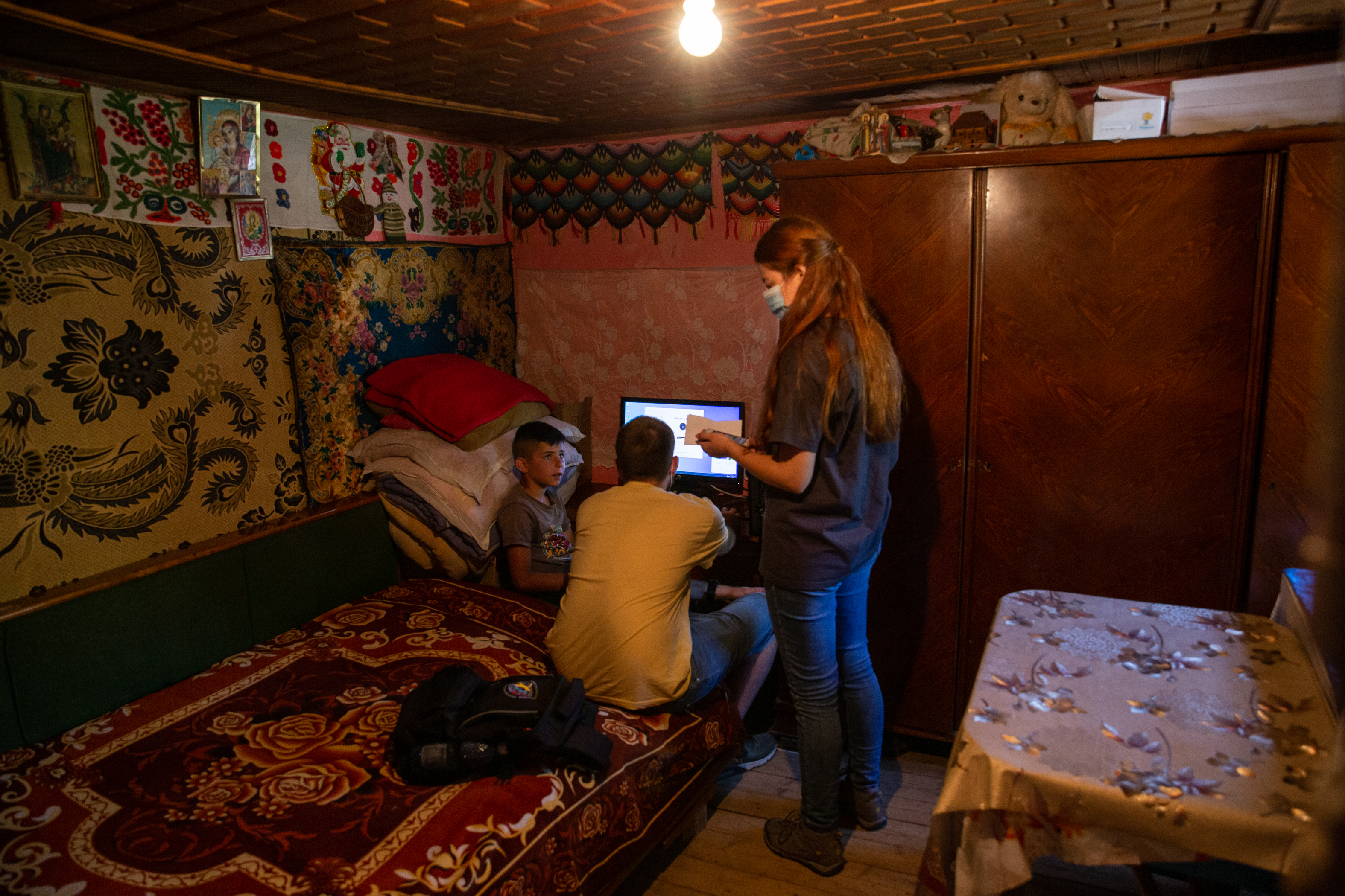 Voluntarii de la Casa Bună încearcă să ia copiii de la muncile câmpului și să-i așeze în fața computerului. “Sperăm să creştem dintre ei mici programatori”