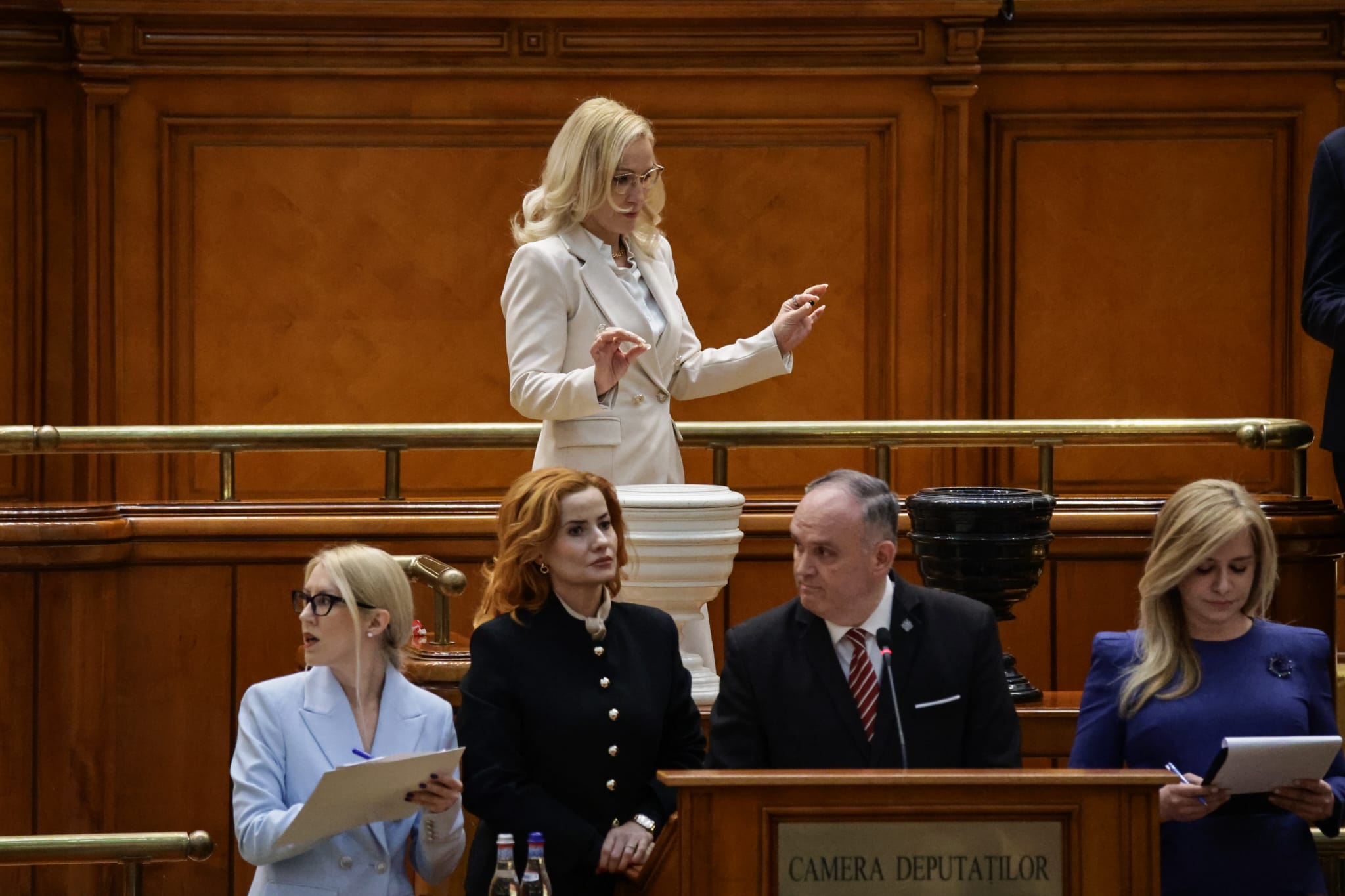 Ce nu s-a văzut la televizor în timpul votului moțiunii de cenzură împotriva Guvernului Bolojan. Negocieri în șoaptă, telefoane pe fugă și calcule la limită