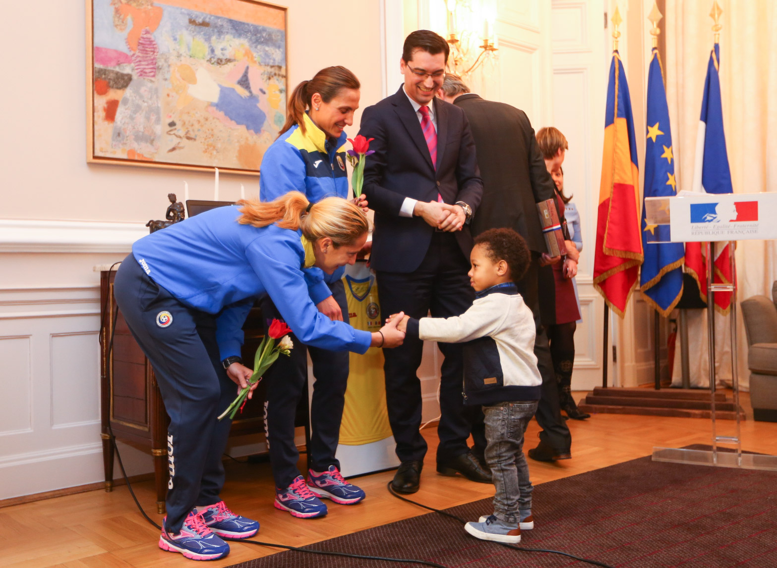 Fetele din naționala de fotbal, mărțișoare de la Ambasada Franței. Și dinamoviștii au onorat Ziua Femeii. ”Bizonașul” a făcut deliciul zilei/ FOTO