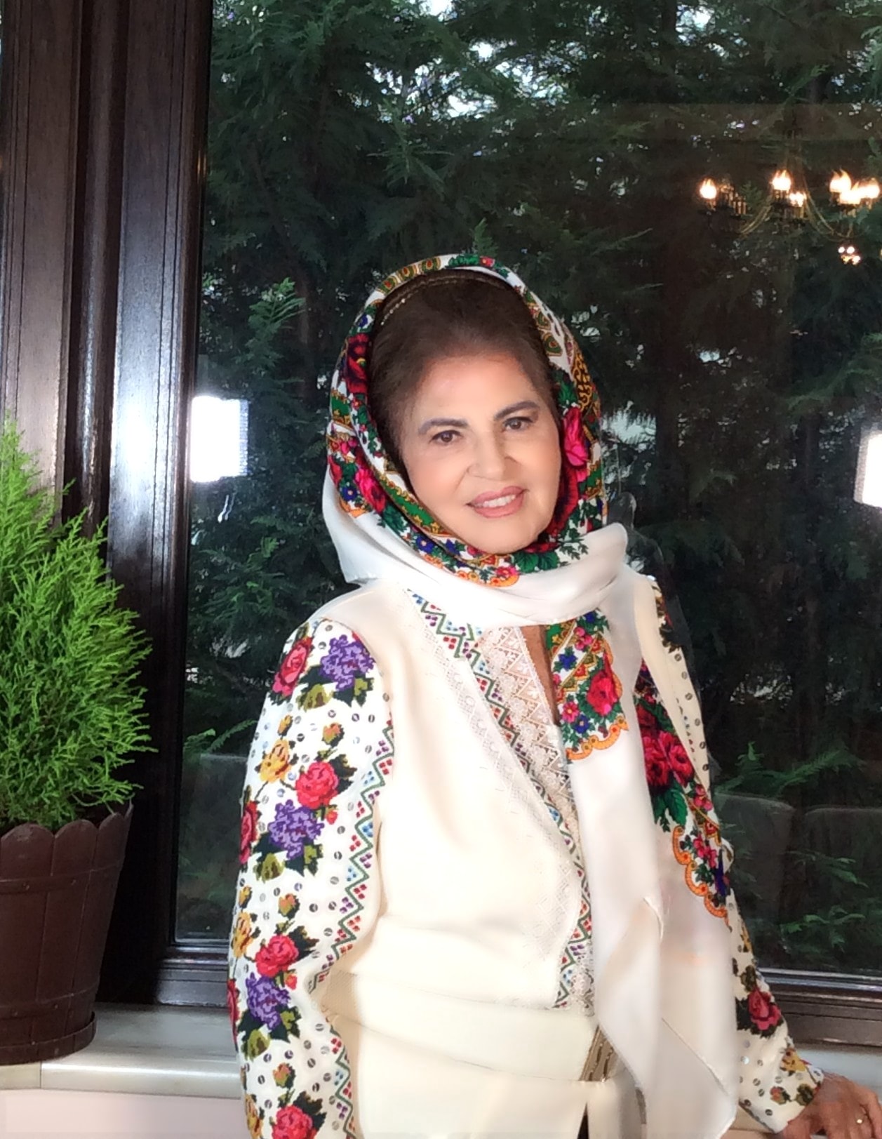 Cum arată Irina Loghin în costum de baie la 84 de ani. Artista de muzică populară e în vacanță alături de Ciprian Cernea, fiul ei