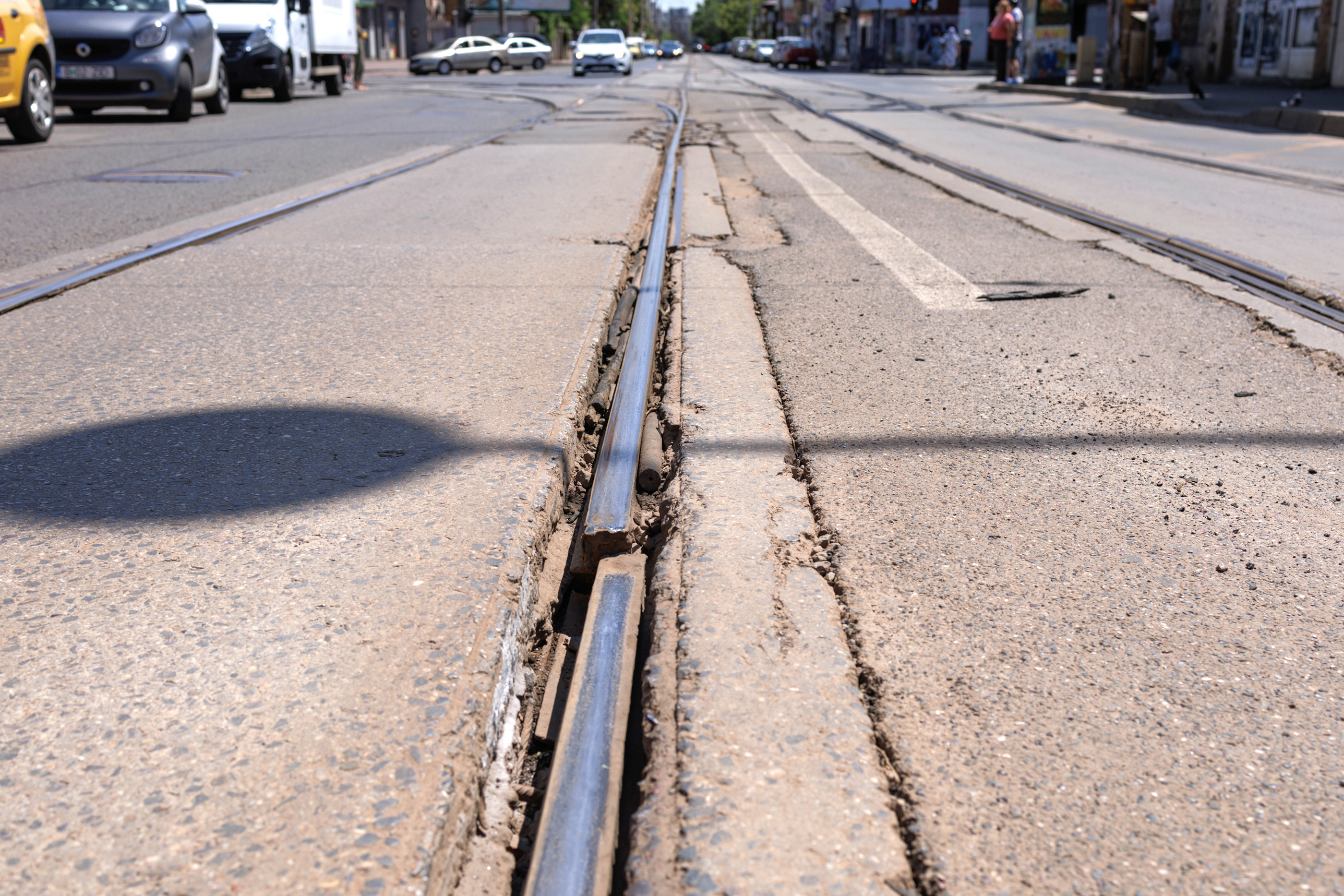Dezastrul șinelor de tramvai din București: „Două cauciucuri am făcut praf. Cine-mi dă banii pe ele?”