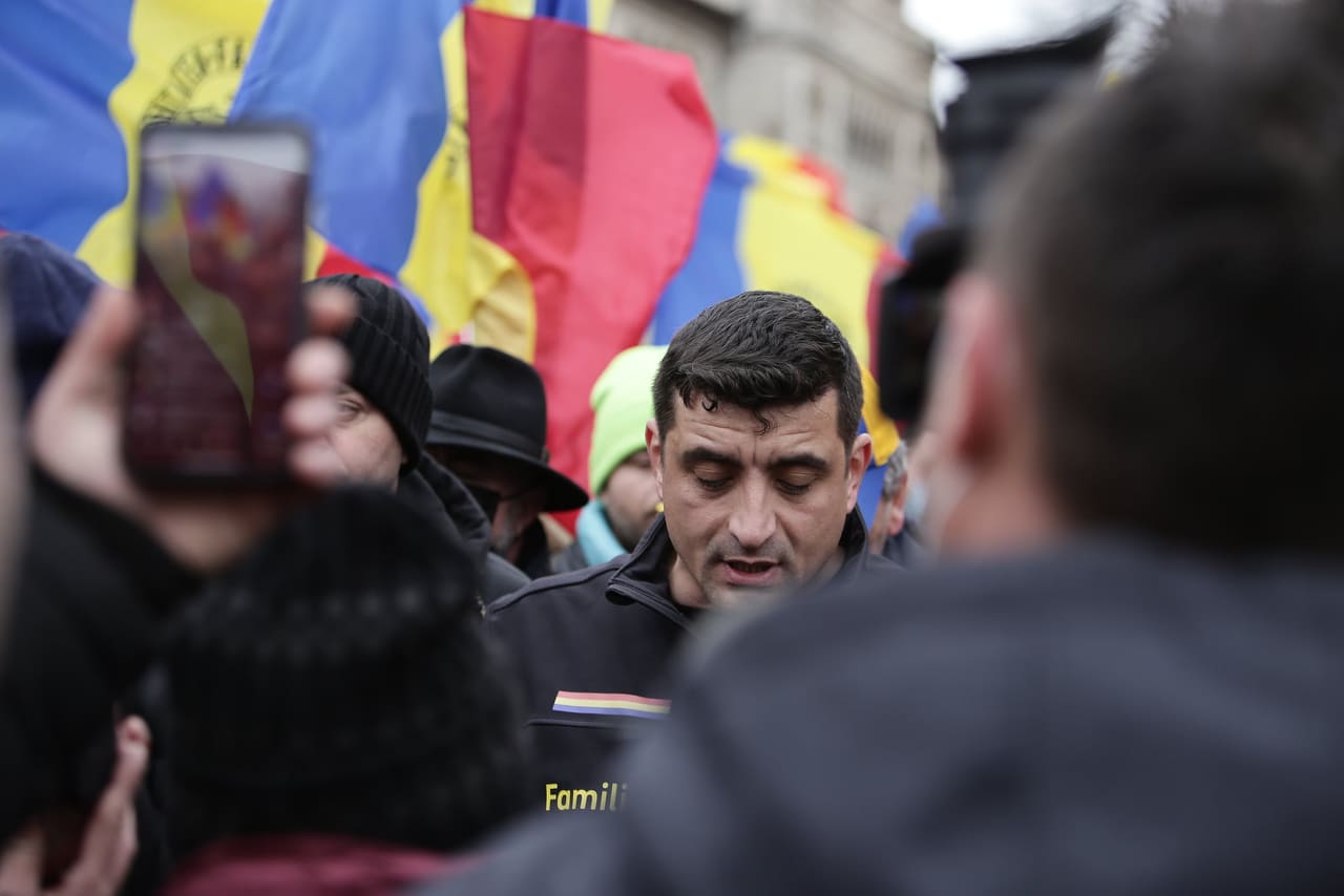 VIDEO. Incident între George Simion și un jandarm. Apoi liderul AUR aleargă după un alt bărbat. Protestarii merg spre Cotroceni