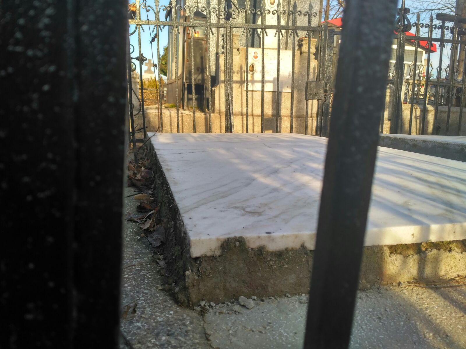 REPORTAJ / Morminte la preț de garsonieră, în Ploiești. Cum arată un loc de veci de 5.000 de euro/ VIDEO&FOTO