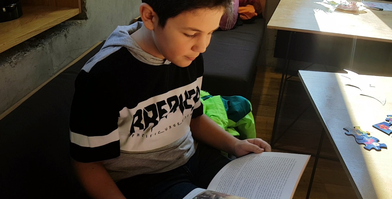 VIDEO/A schimbat Minecraft-ul cu cărțile și acum este booktuber. Andi Vlădoiu, la 10 ani, este un Dan C.Mihăilescu în online