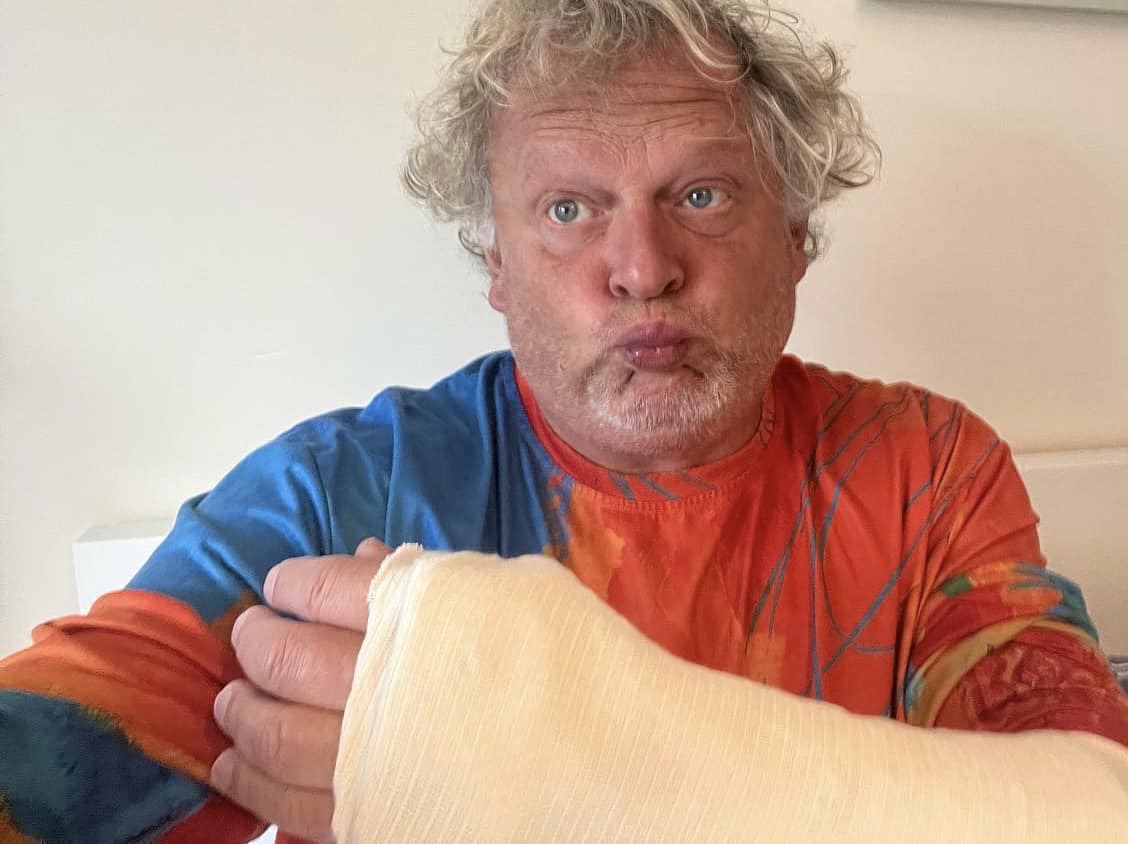 Leonard Miron a ajuns la spital cu mâna ruptă și o coastă fisurată: „M-am împiedicat și am alunecat vreo 4-5 trepte”