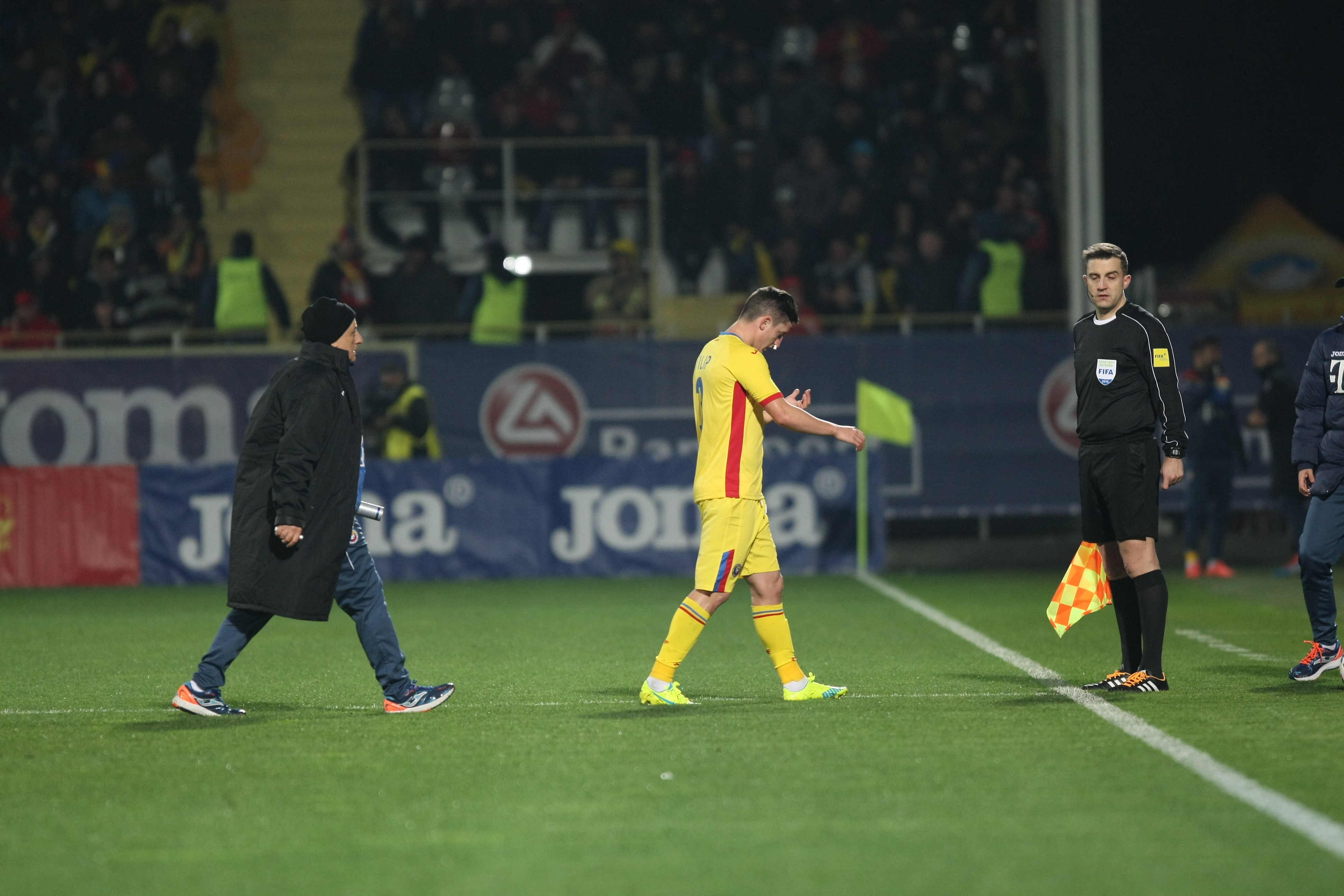 România - Lituania 1-0. Puiule, el e Dumnezeul tău! Selecționerul a pupat icoane, fiind salvat de debutantul Nicușor Stanciu, un jucător despre care spunea că nu l-a impresionat în tricoul Stelei!