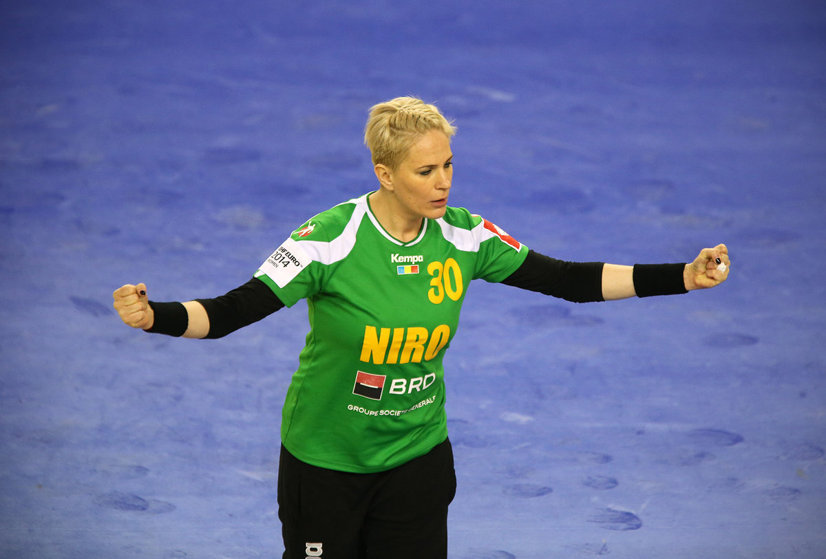 CAMPIONATUL EUROPEAN FEMININ DE HANDBAL. UNGARIA - ROMÂNIA 20-19. EuroPA! Am jucat ca niciodată, am pierdut ca-ntotdeauna! ^FINAL DE COȘMAR: nu am marcat nici în ultimele cinci minute, iar în ultimele 11 - am înscris doar o dată! Suporterii unguri au scandat ”Țiganii, țiganii!”