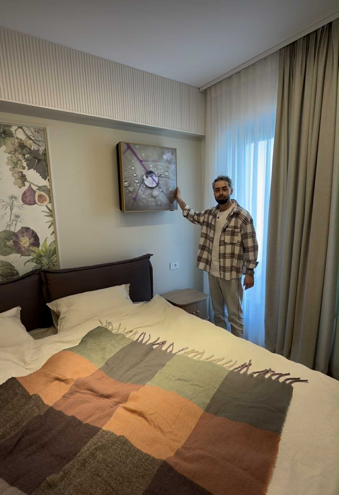 Imagini din apartamentul de lux în care locuiește Radu Bucălae cu soția. Mobila e făcută la comandă, la sfatul designerilor de interior