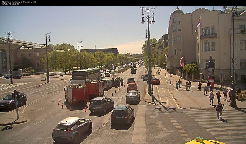 Turistabusz és több autó karambolozott a Hősök tere közelében