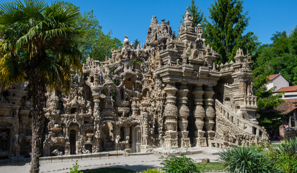 Un poștaș a adunat pietre ciudate timp de 33 de ani și a construit o operă de artă care a ajuns să fie apreciată de Picasso