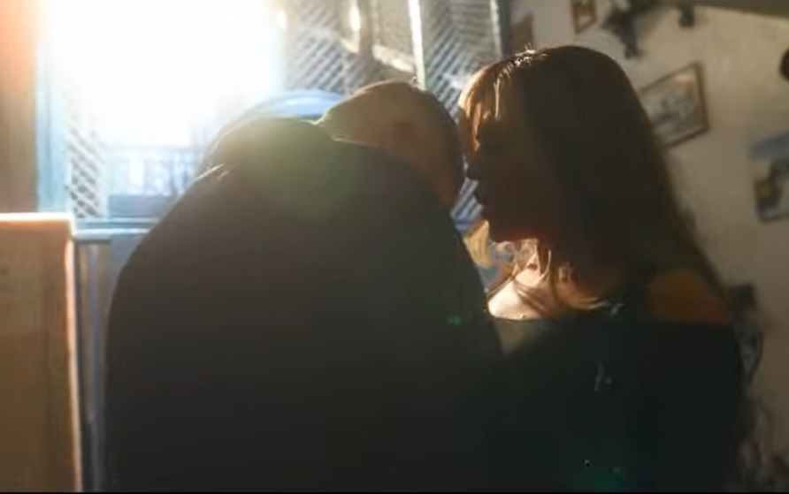 Loredana Groza, transformată în cameristă în videoclipul melodiei „Mister Amor”. În ce ipostaze apare alături de Shift