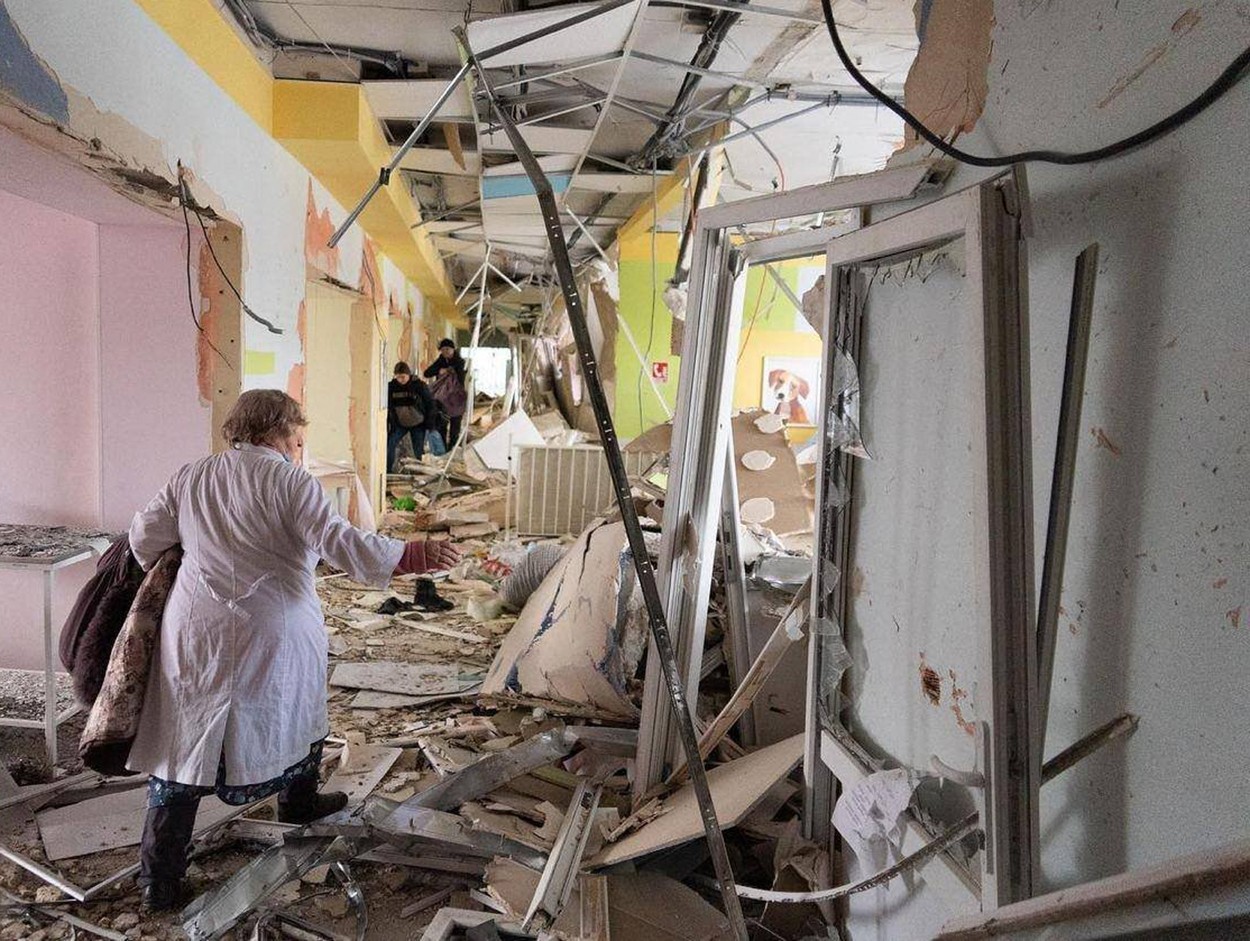Maternitatea din Mariupol, bombardată de Rusia. Imagini cu femei însărcinate și rănite, evacuate din clădirea distrusă