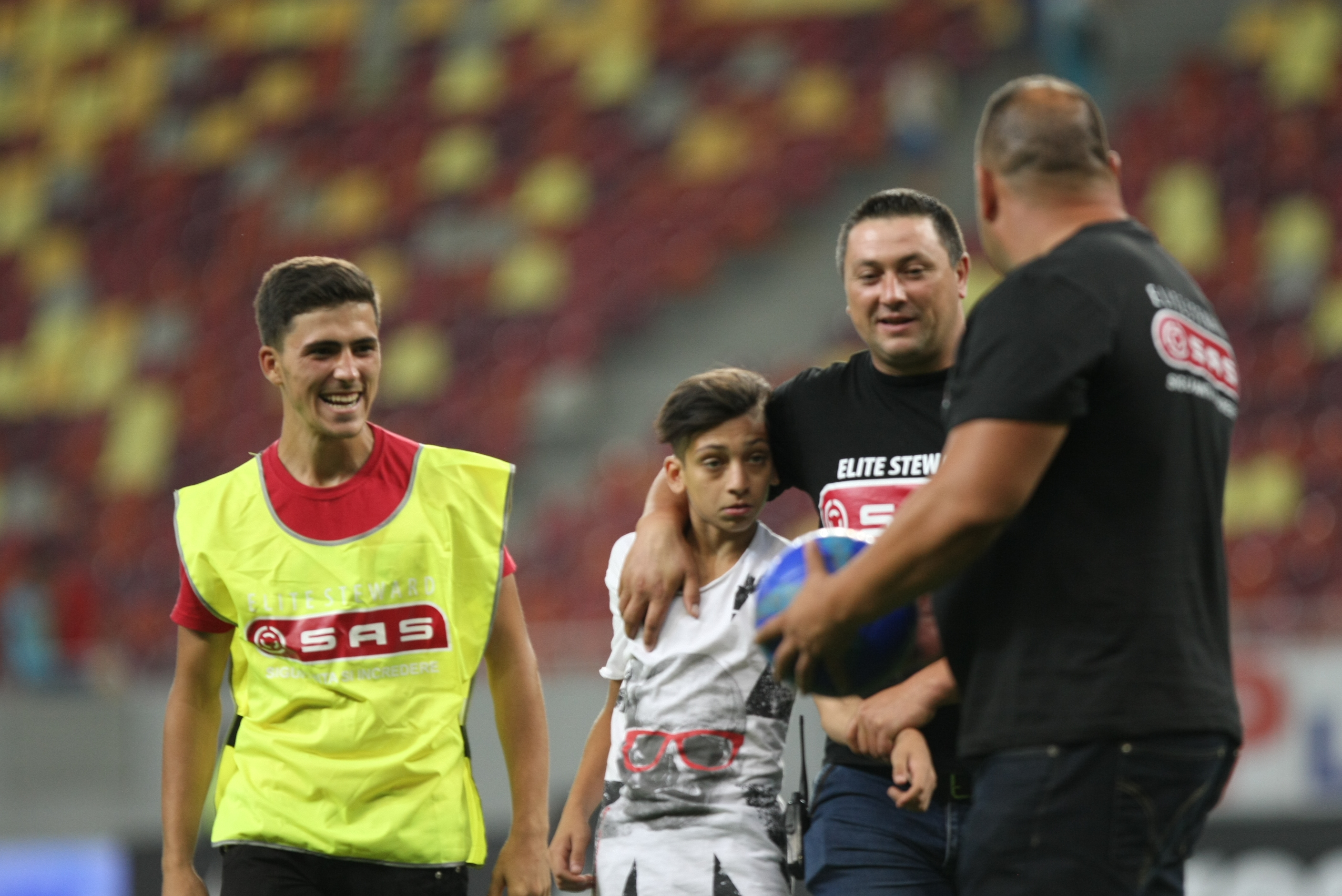 Dar cu puștiul ce-ați avut?! Și forțele de ordine au fost ”nervoase” pe Arena Națională: au evacuat, cu zâmbetul pe buze, un copil