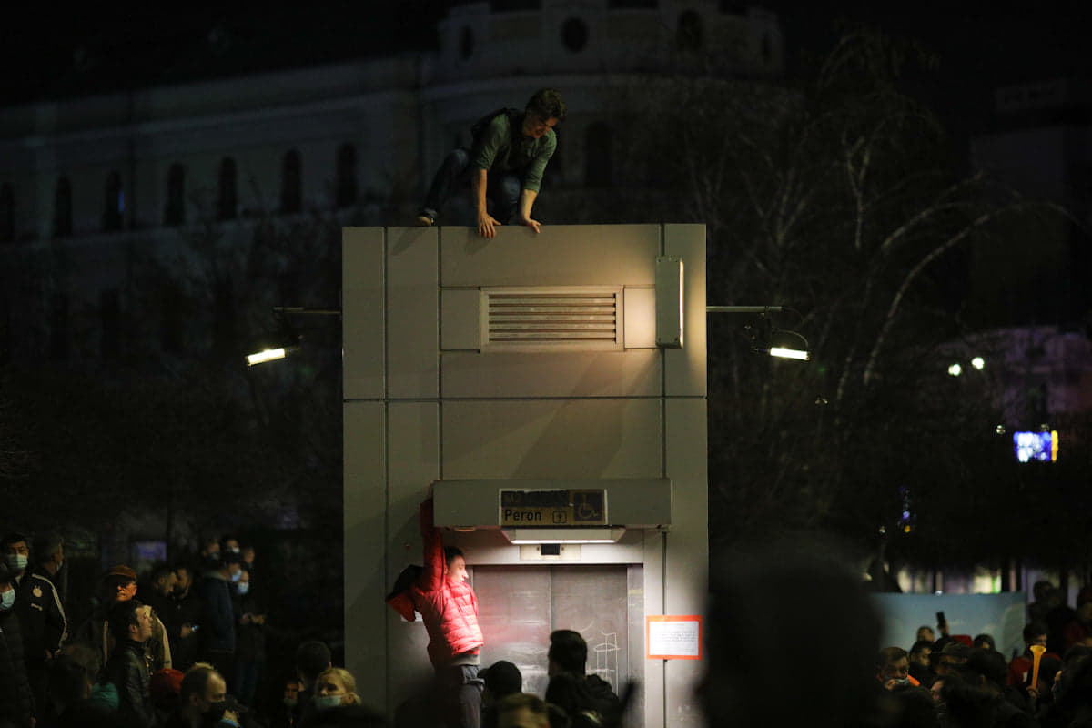 Protestul anti-restricții din Capitală, încheiat cu violențe și arestări. Manifestații și în alte orașe din țară