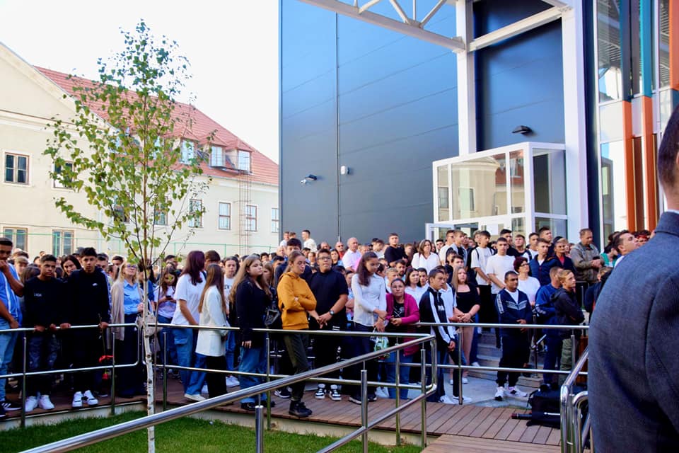 Cel mai modern liceu tehnologic din România, construit în orașul cu șomaj zero. 1.000 de elevi învață o meserie în condiții sci-fi