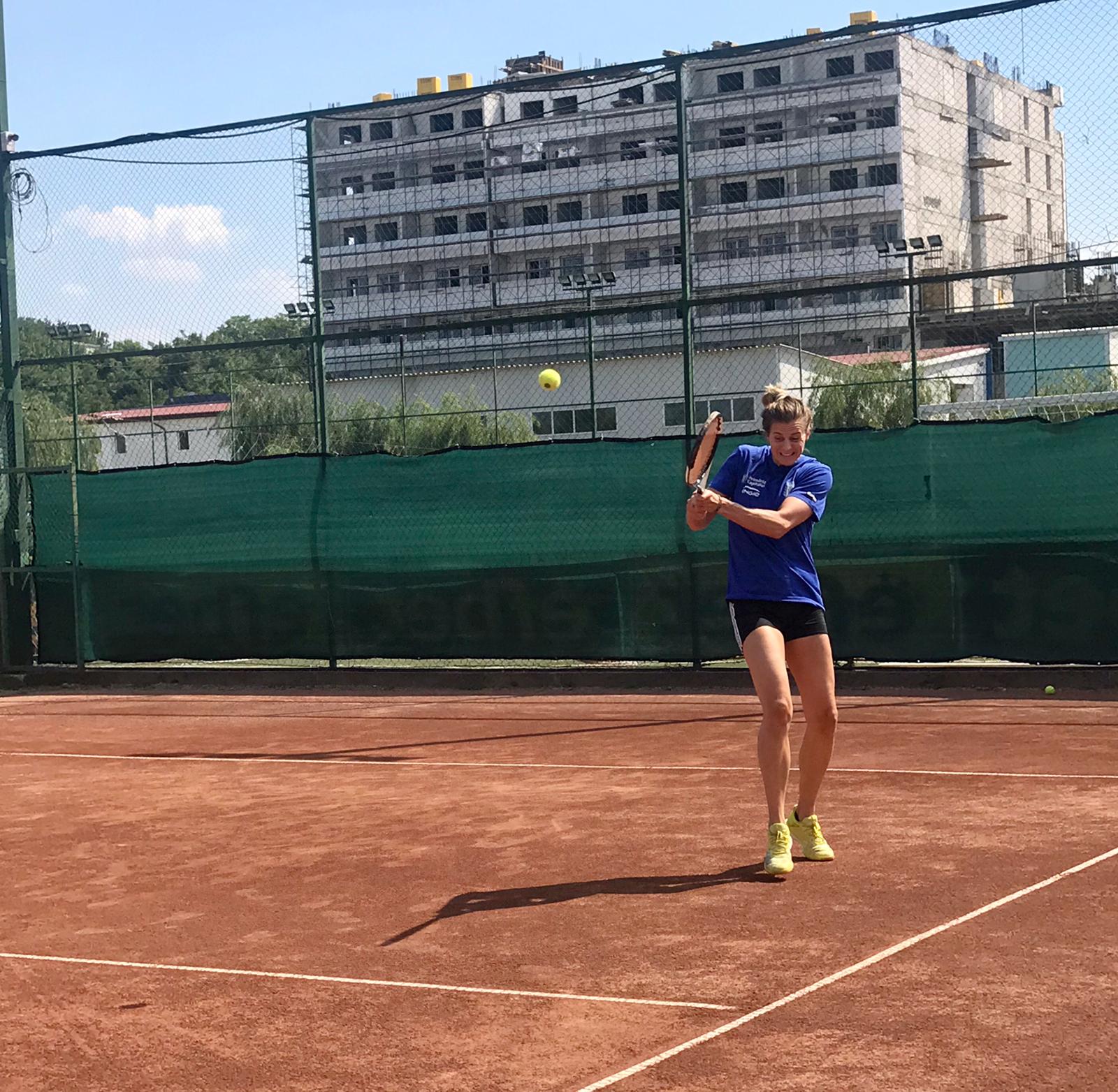 Martine Smeets, campioană mondială cu Olanda, s-a adaptat repede la CSM București. Meci de tenis inedit cu Linnea Torstensson