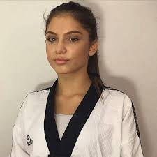 Multipla campioană la taekwondo Elena Chiriac promovează datinile românești în Anglia de sărbători | FOTO